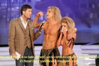 Flavio Mendoza habla con Alfano, a su lado, Tinelli con la carta documento que le entregó Alfano para Bernal.JPG