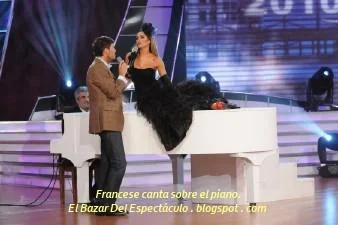 Francese canta sobre el piano..JPG