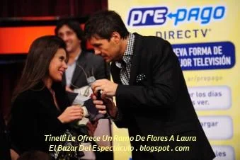 Tinelli Le Ofrece Un Ramo De Flores A Laura.jpg