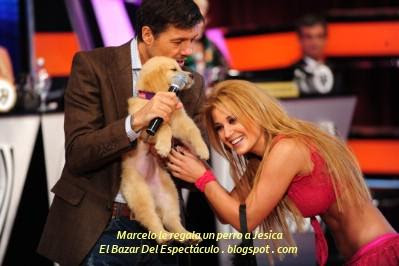 Marcelo le regala un perro a Jesica.JPG