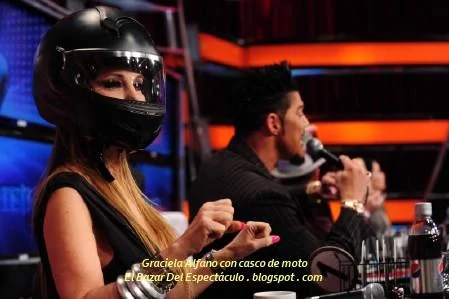 Graciela Alfano con casco de moto.JPG