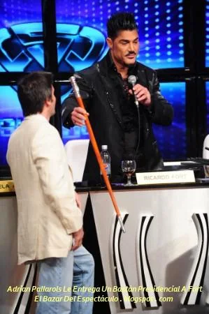 Adrian Pallarols Le Entrega Un Bastàn Presidencial A Fort.jpg