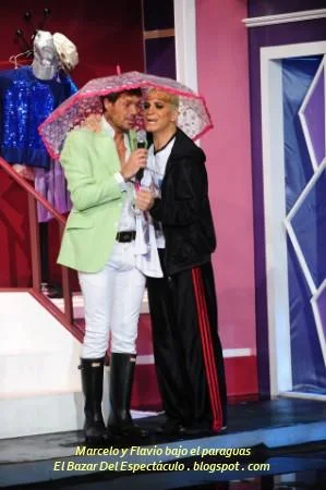 Marcelo y Flavio bajo el paraguas.JPG