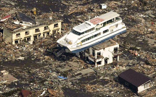 [japan-earthquake-tsunami-nuclear-unforgettable-pictures-ship_33287_600x450[2].jpg]