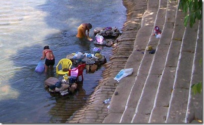 Lavadeiras lavando roupa no Rio Balsas