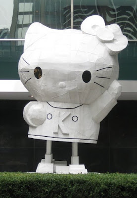 Hello-Kitty-Statue-New-York-NY-tasteasyougo.com