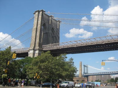 Brooklyn-Bridge-in-Dumbo-tasteasyougo.com