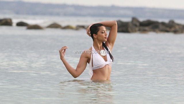 [Mugda-Godse-hot-bikini[10].jpg]