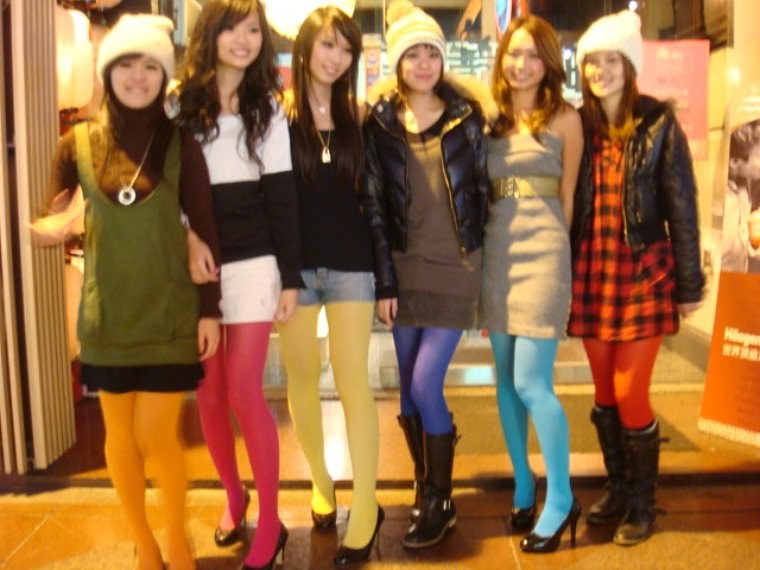 某大學舉行的七彩絲襪party..大把靚腿任你玩..爽呀