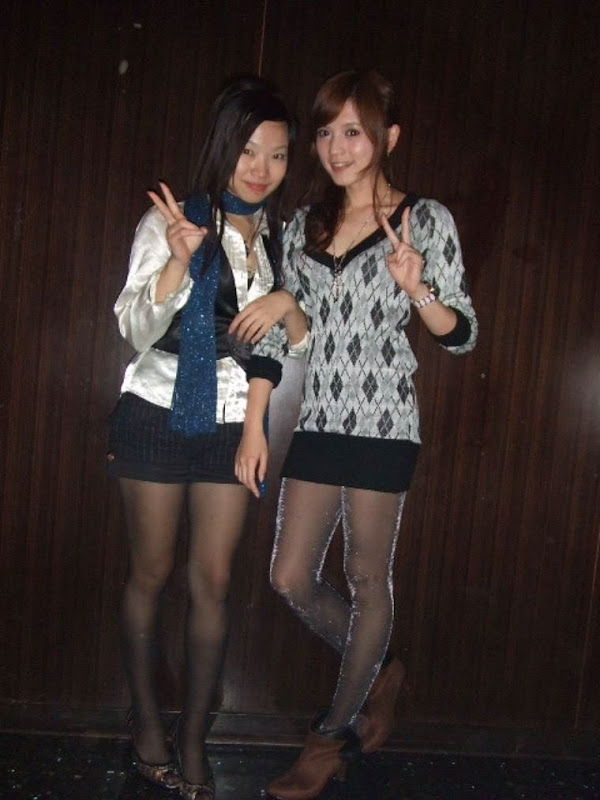 某大學舉行的七彩絲襪party..大把靚腿任你玩..爽呀