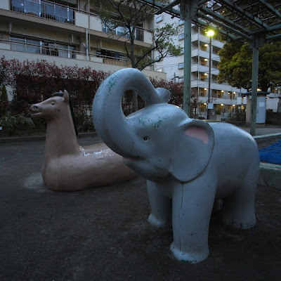 公園遊具：西三児童公園の象と馬