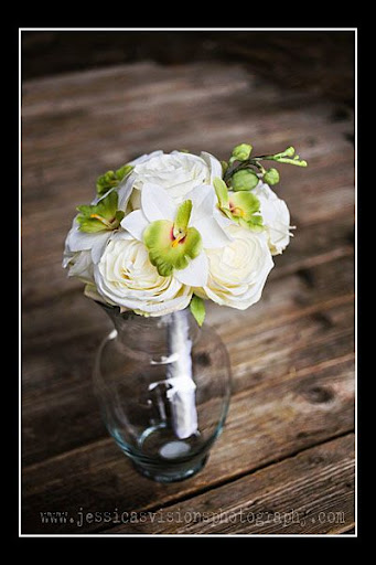 https://lh5.ggpht.com/_dKGsAoG7b-0/R8IHt3dHiHI/AAAAAAAAATg/VMUYzR7fWEo/White+Rose+and+green+orchid+bouquet.jpg