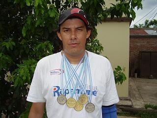 [Darío Andres Gonzalez, muestra con orgullo sus medallas-dici[4].jpg]