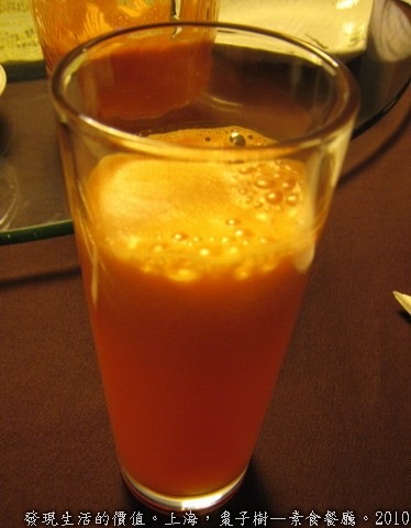棗子樹—素食餐廳。虎虎生風。這飲料包涵了紅蘿蔔、鳳梨、梨子三種蔬菜水果綜合在一起，喝的時候紅蘿蔔的味道會比較重一點。