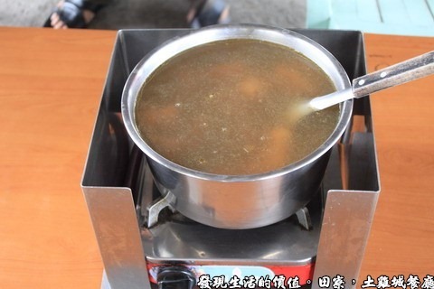 田寮陳甚土雞，剝皮辣椒雞湯，一隻NTD650，半隻NTD400。 