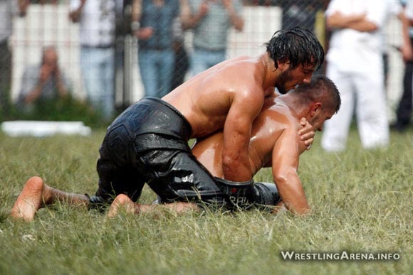 [oil wrestlers1[6].jpg]