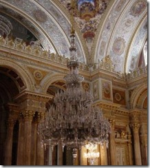 huge-chandelier-in-the