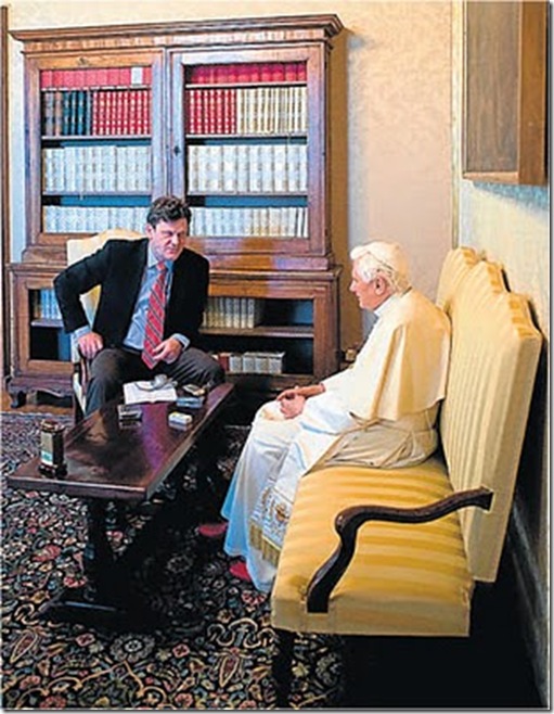 Benedicto XVI con Peter Seewald en la entrevista del libro Luz del Mundo