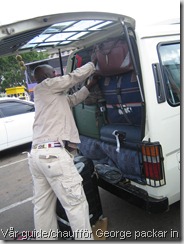 Vår guide/chaufför George packar in det mesta av bagaget i minibussen.