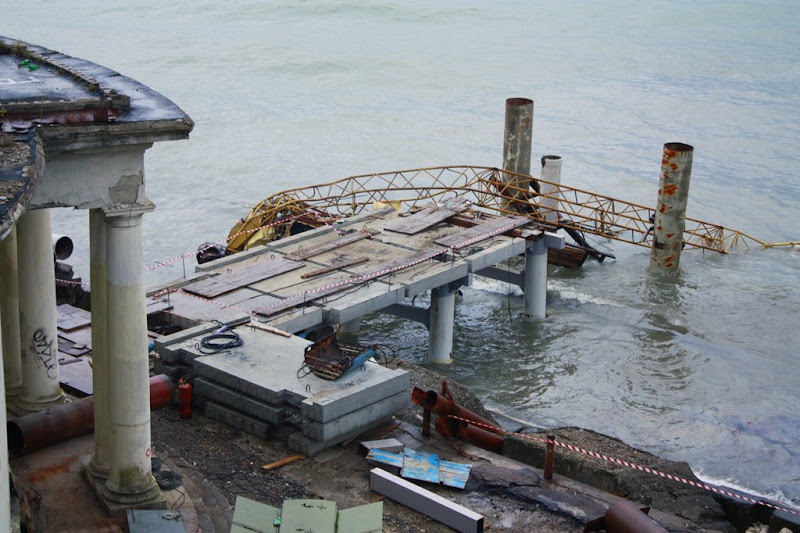 На Мацесте при строительстве причала в море упал кран