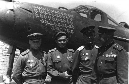 Летчики-асы 9-й гвардейской авиационной дивизии у истребителя P-39 «Аэрокобра»
