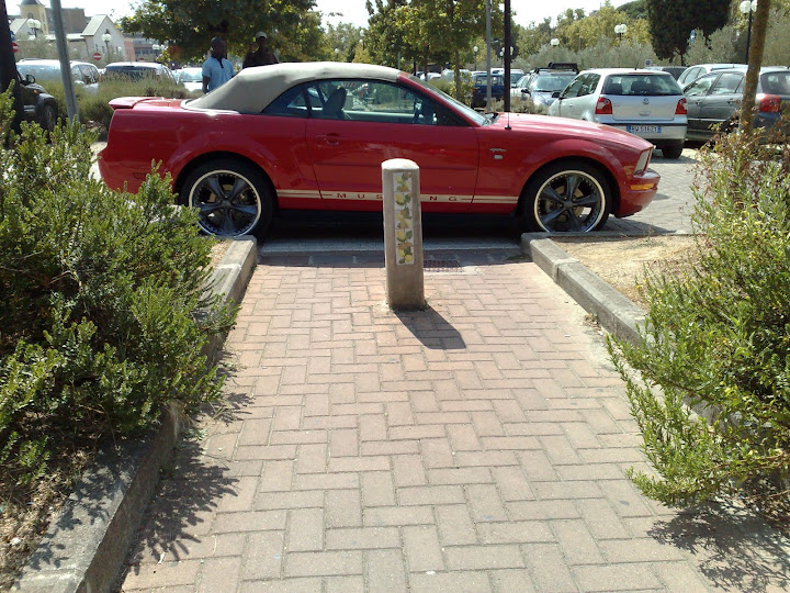 Mustang parcheggiata sul passaggio pedonale a Careggi