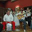 Grupa muzyczna prezentuje tradycyjną muzykę i taniec.