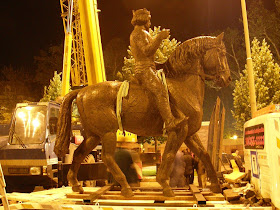 szoborállítás, szoboremelés, képek, fotók, pictures, bronzszobor, lovasszobor, fényképek,  Szeged, Tóth Béla, Tóth Dávid, IV. Béla, szobor, szobrász,   Széchenyi tér