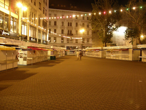 Vörösmarty tér, este