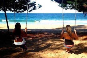 [amigas-gangorra-praia[2].jpg]