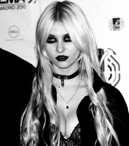 [taylor-momsen-bra-baring-outfit[5].jpg]
