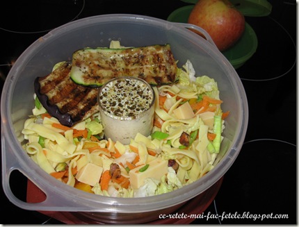 Salată de crudităţi cu paste şi legume grillate