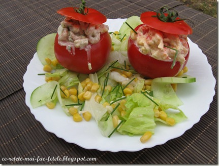 Roşii umplute cu salată de creveţi gri şi crab