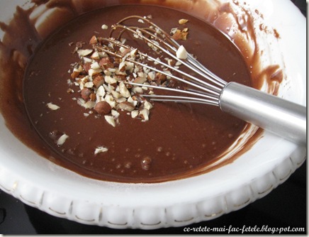 Tort Suprem de Ciocolată - adaugam alunele maruntite