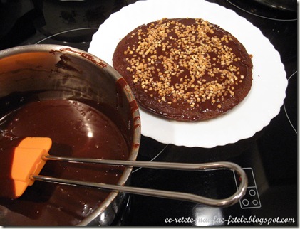 Tort Suprem de Ciocolată - ungem cu crema