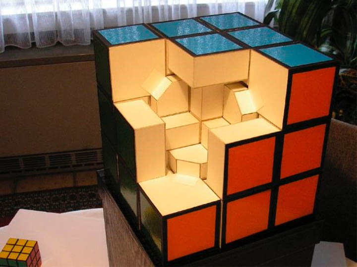 Самодельные кубы. Большой кубик рубик. Инсталляция из кубиков. Кубик рубик из картона. Самый большой кубик Рубика.