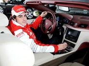 Alonso com o presente da Ferrari