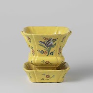 bloempot van veelkleurig beschilderde faience, met onderschotel