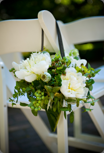 aisle-decorationwhite-peonies-and-texture-in-leaf-coneLeach-Botanical-Gardens-Françoise-Weeks