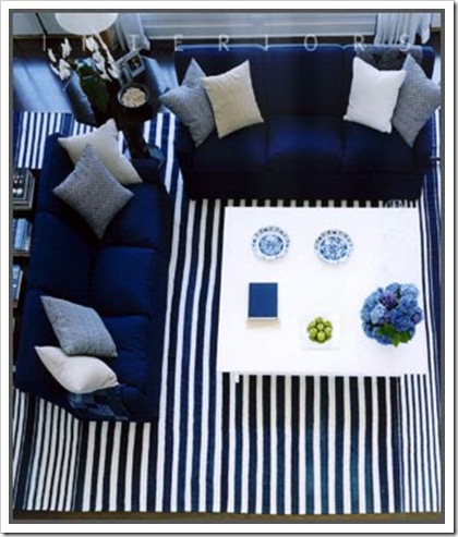 sala azul com tapete listrado