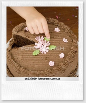 impressão táctil mão a tocar bolo 