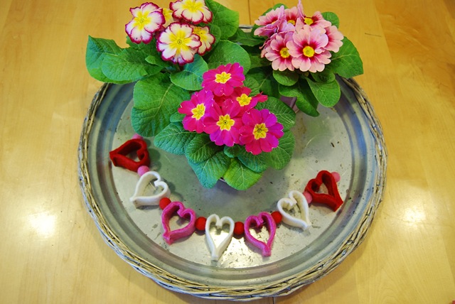 Tray with heart garland