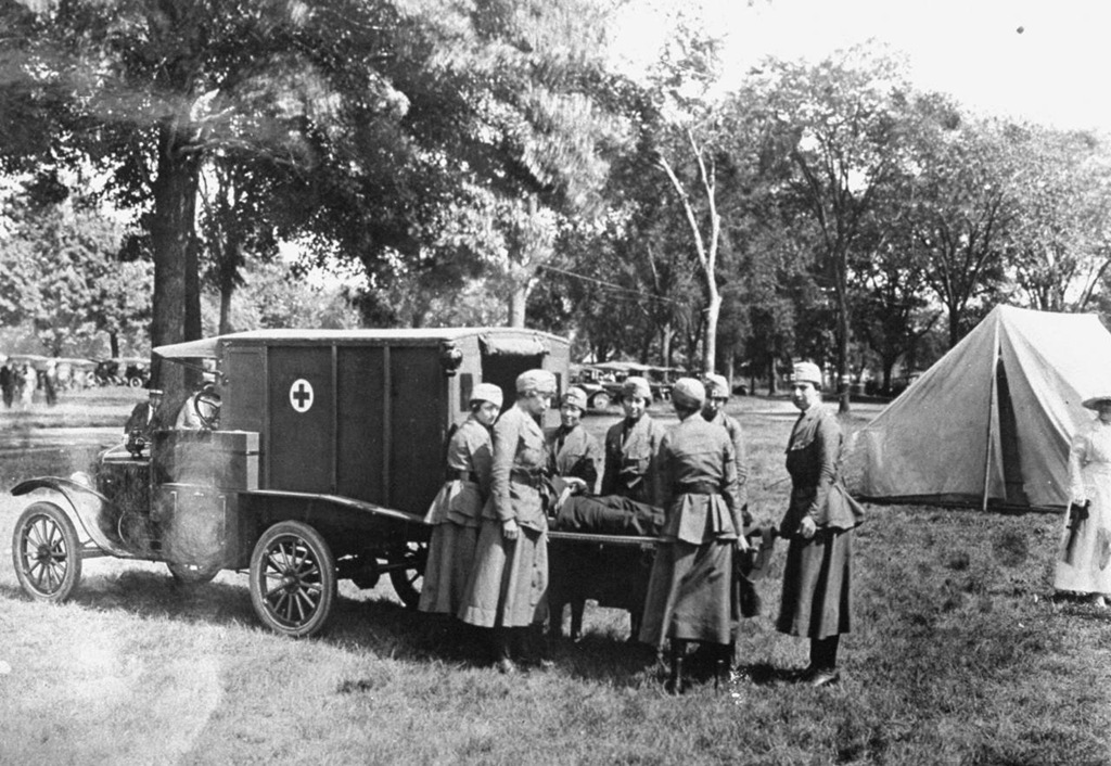 [WWI Red Cross Ambulance Crew[4].jpg]