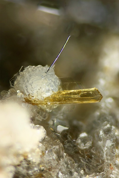 Tridimita, enstatita, armalcolita-pseudobrookita