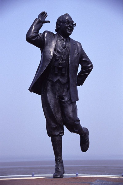 [Eric-Morecambe-statue-created-by-sculptor-Graham-Ibesson_web[5].jpg]