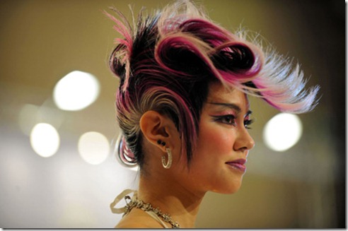(081112) -- HONG KONG, Nov. 12, 2008 (Xinhua) -- A model displays the new hairstyle by Hong Kong hairstylist during the 13th Cosmoprof Asia at the Hong Kong Convention and Exhibition Center in Hong Kong, south China, Nov. 12, 2008. (Xinhua/Lui Siu Wai) (cl)