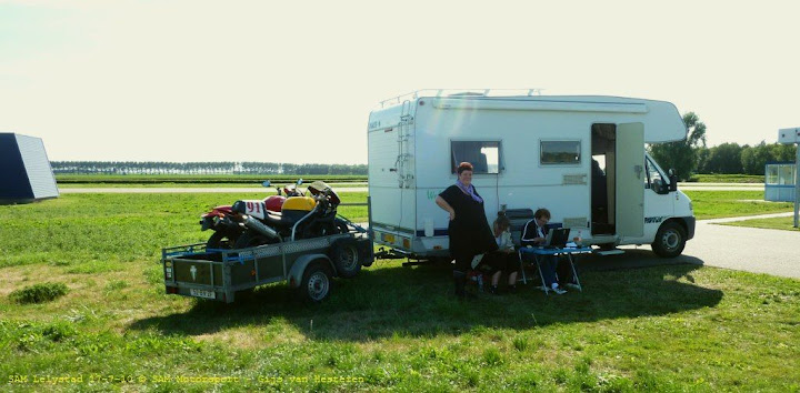 Onze kampeerauto doet dienst als tijdwaarnemingshut. Op de aanhanger de Ducati en de MZ Scorpion. Foto: Gijs van Hesteren