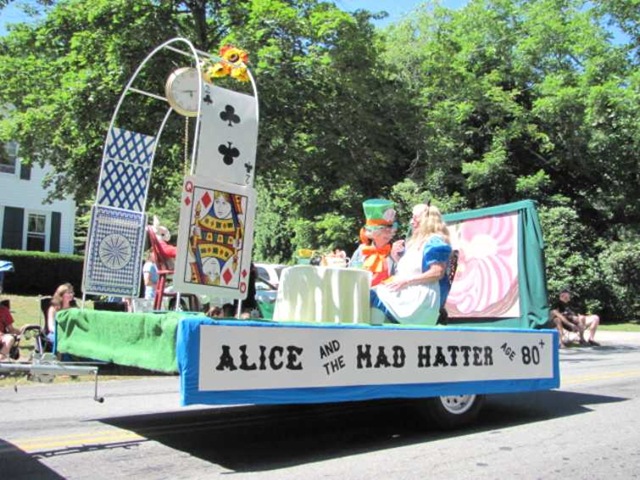 [4th july parade alice and mad hatter1[2].jpg]