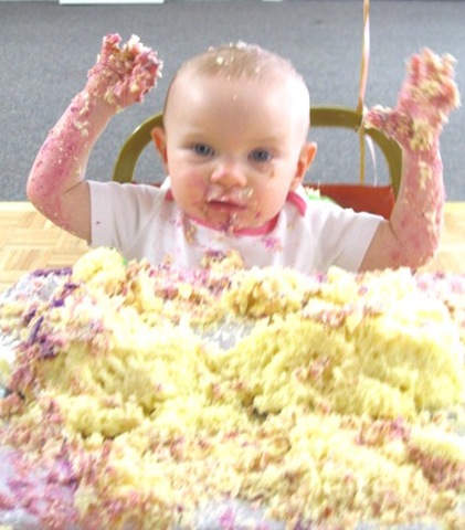[1st birthday party Bella  arms in air cake[3].jpg]