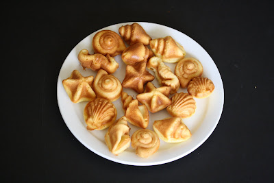 overhead photo of a plate of cakelets